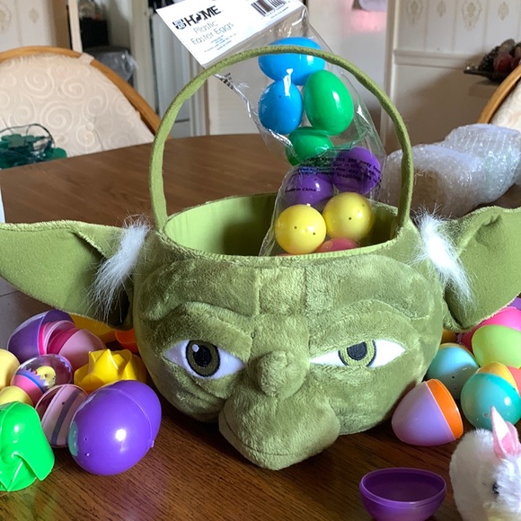 Yoda Easter Egg Basket with used and New plastic Eggs - Picture 1 of 5